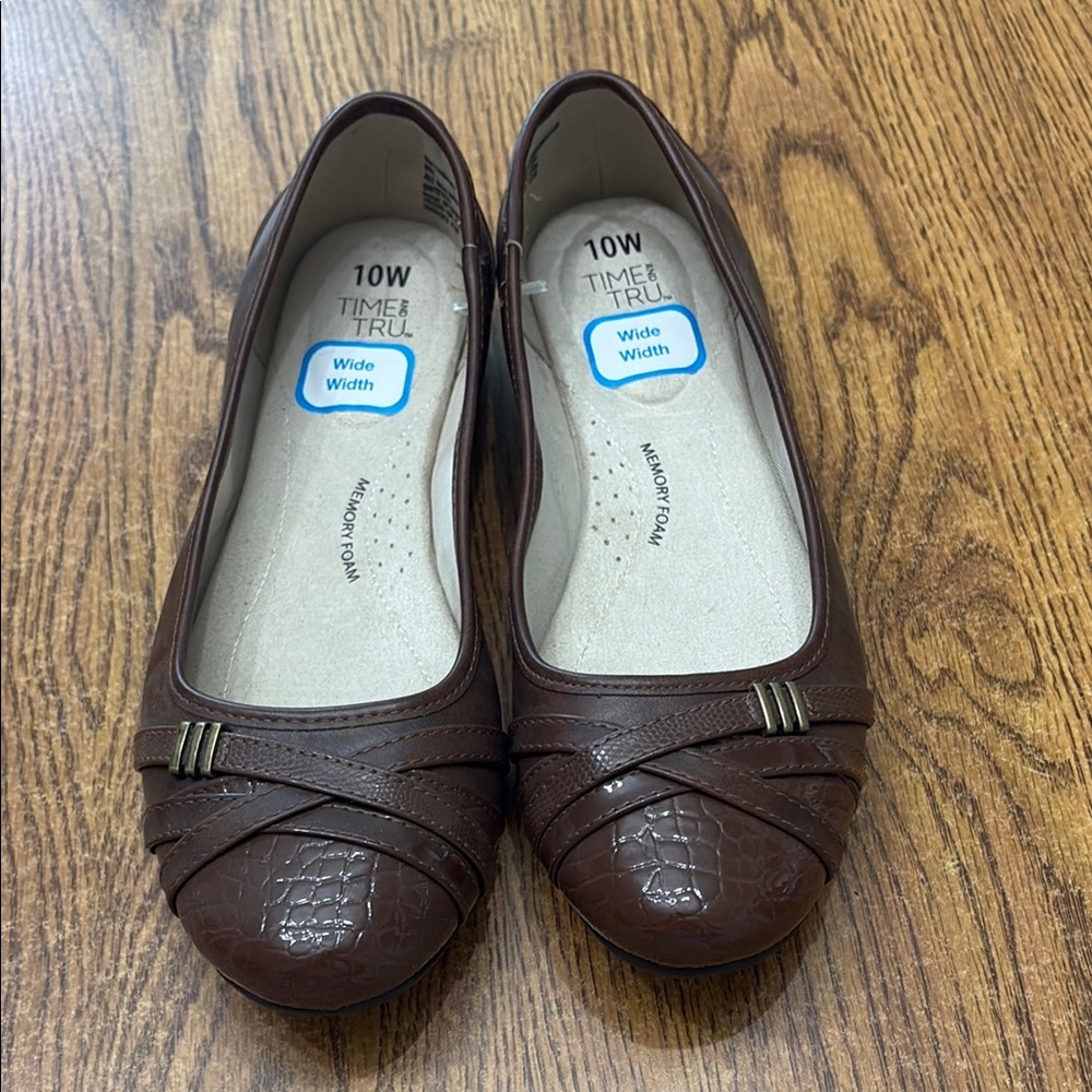 Time and Tru Brown Flats 10W NWT